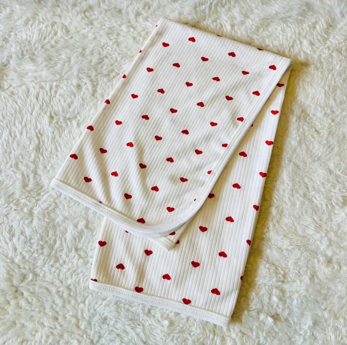 Kırmızı Kalpli Fitilli Organik Pamuk Kumaş Bebek Kundak Battaniye