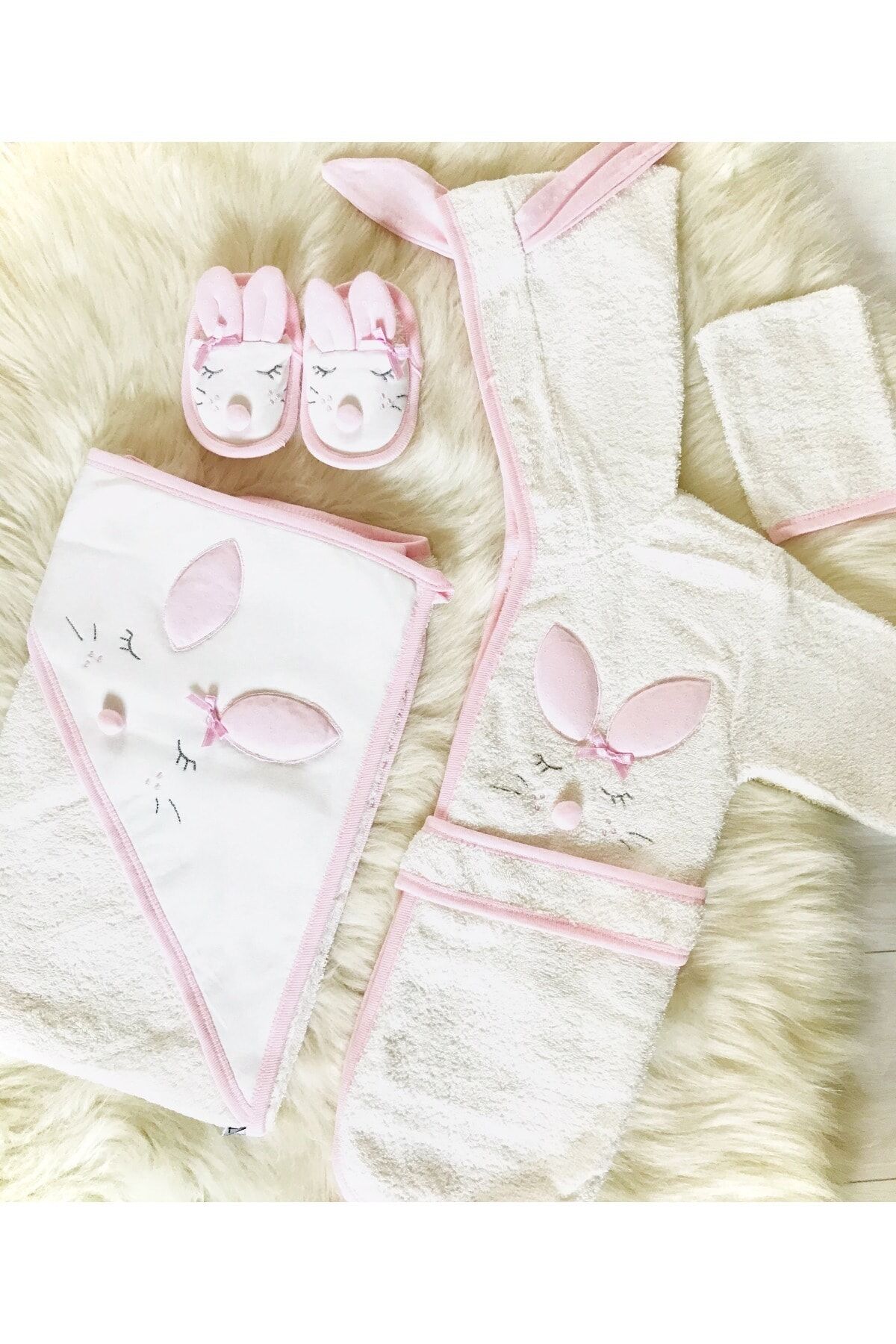 Kız Bebek Beyaz Sevimli Köpekcik Bornoz Banyo Seti Pembe